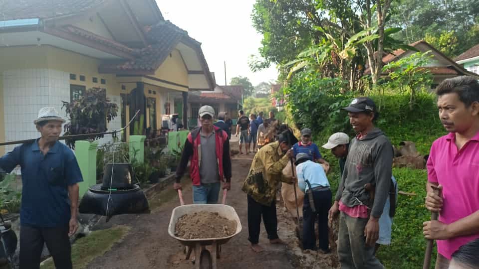 WARGA CIWULAN SEMANGAT GOTONG...
