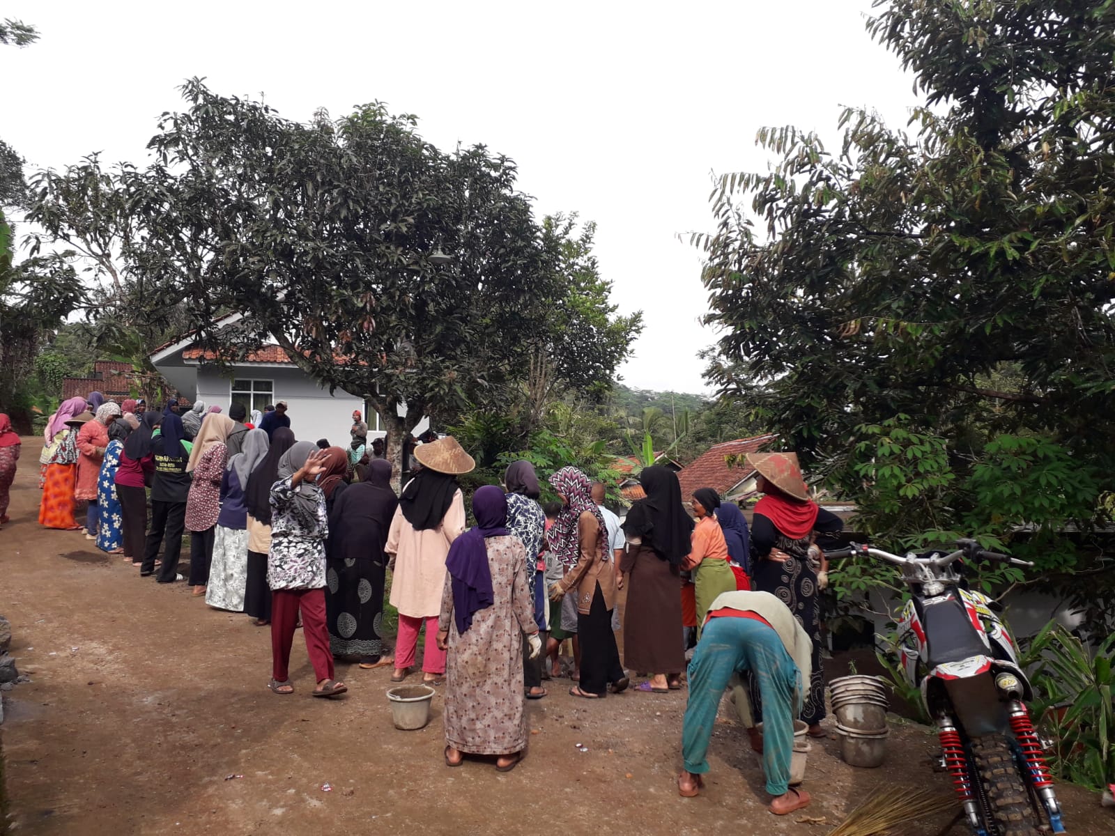 Warga Kampung Sukaraja Sambut...